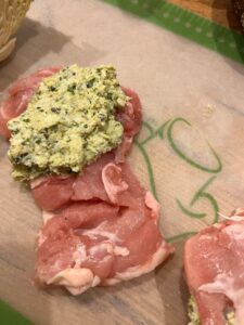 Gefüllte Hendlhaxerl oder Brust